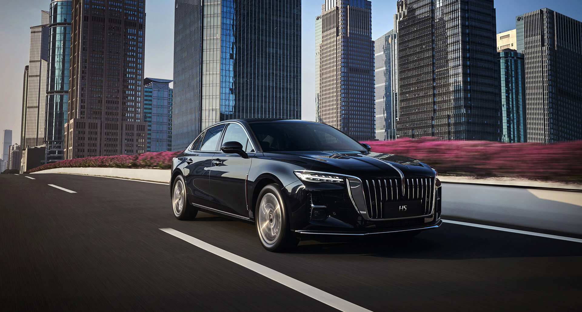 Hongqi H5 negro en un entorno urbano